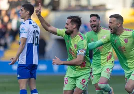 Genaro celebra su gol, el primero del partido. mientras acuden a felicitarle Dioni y Víctor García.