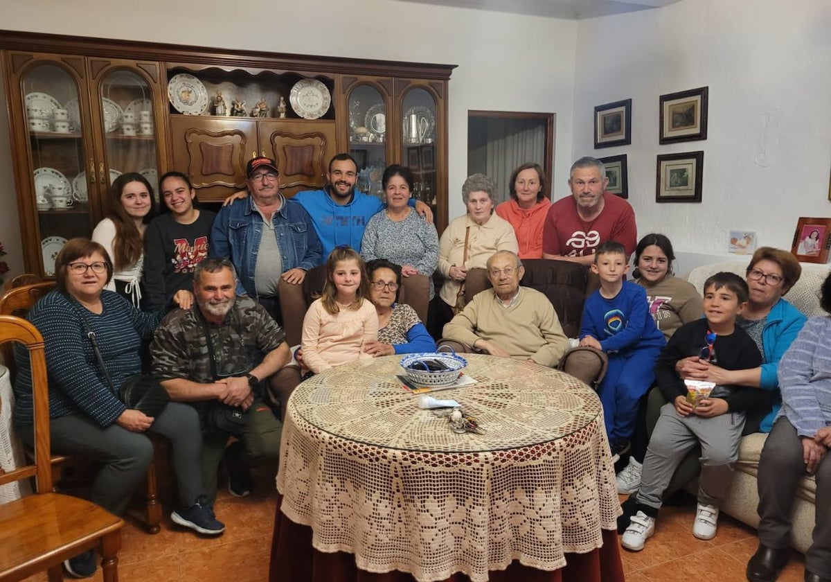 Manolo Orellana, en el centro de azul, junto a todos los participantes del corto.