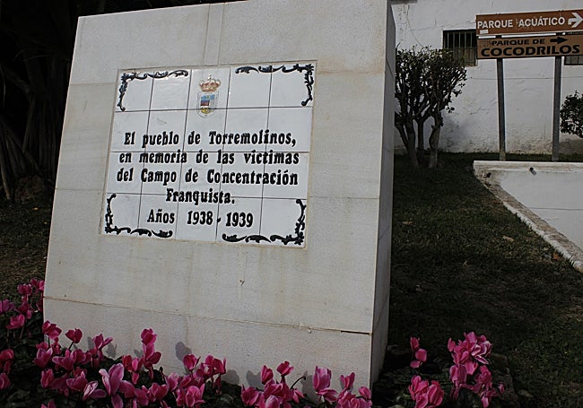 «El pueblo de Torremolinos, en memoria de las víctimas del Campo de Concentración Franquista. Años 1938-1939», leyenda de la placa conmemorativa en la calle Periodista Federico Alba.
