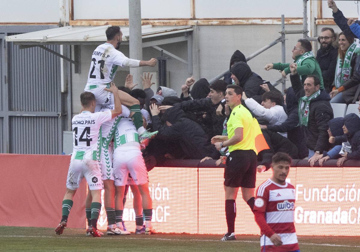 La celebración del segundo gol del Antequera, de Destiny, junto a aficionados del equipo.