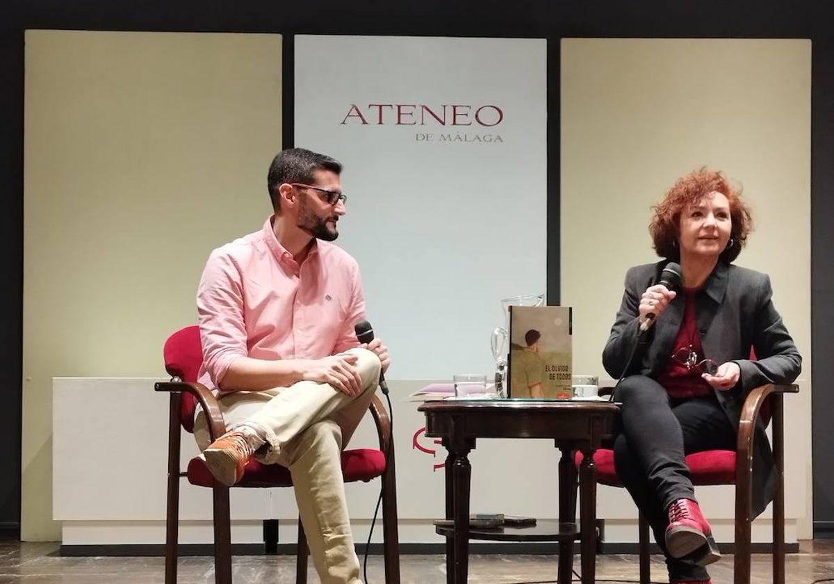 El escritor Francisco Javier Olivas junto a Victoria Abón.
