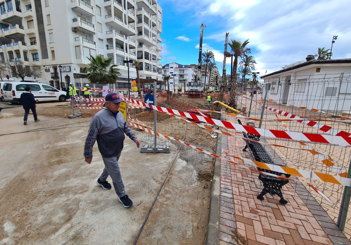 Vista de las obras que se ejecutan a lo largo de más de un kilómetro en el paseo marítimo Rey de España de Fuengirola