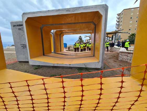 Vista de las obras que se ejecutan a lo largo de más de un kilómetro en el paseo marítimo Rey de España de Fuengirola