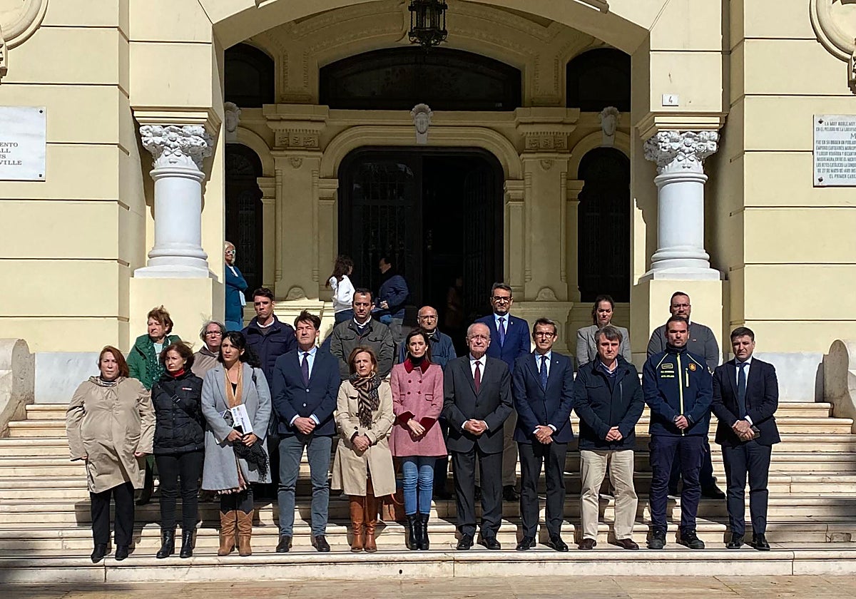 Minuto de silencio por las víctimas de la tragedia en el incendio de Valencia. Los miembros de la Corporación, y en el centro, De la Torre junto al consejero de Industria de la Junta.