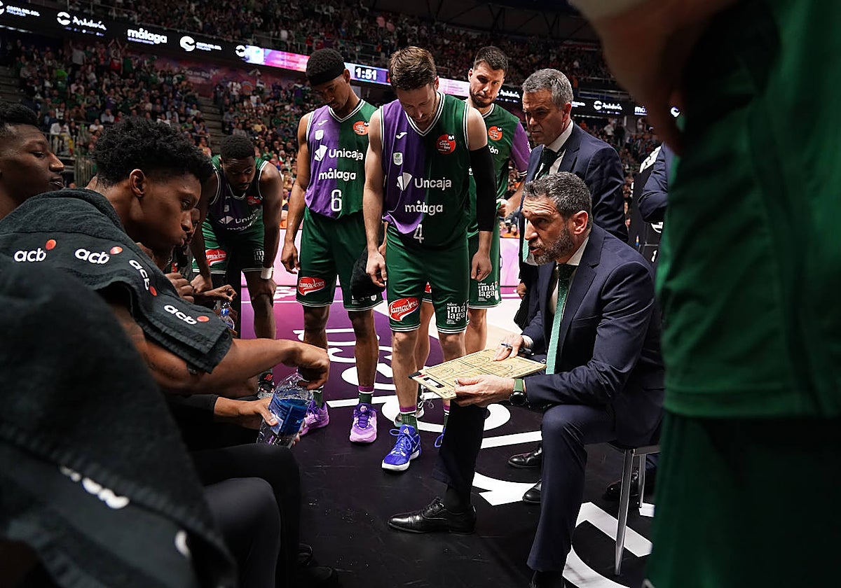 Un tiempo muerto de Ibon Navarro con la plantilla.