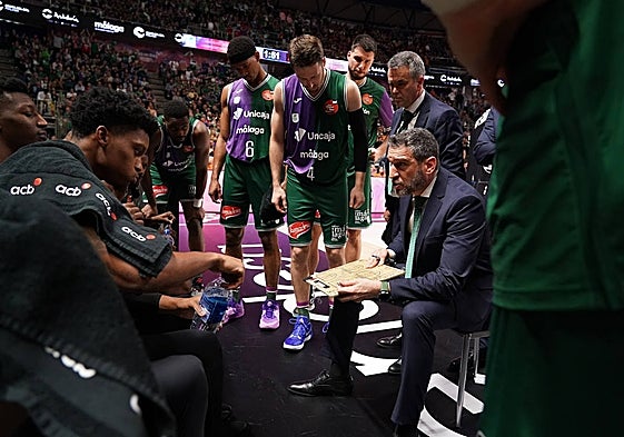 Un tiempo muerto de Ibon Navarro con la plantilla.