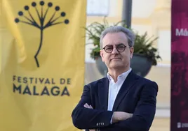 Juan Antonio Vigar, en el exterior del Teatro Cervantes, epicentro del Festival de Málaga.