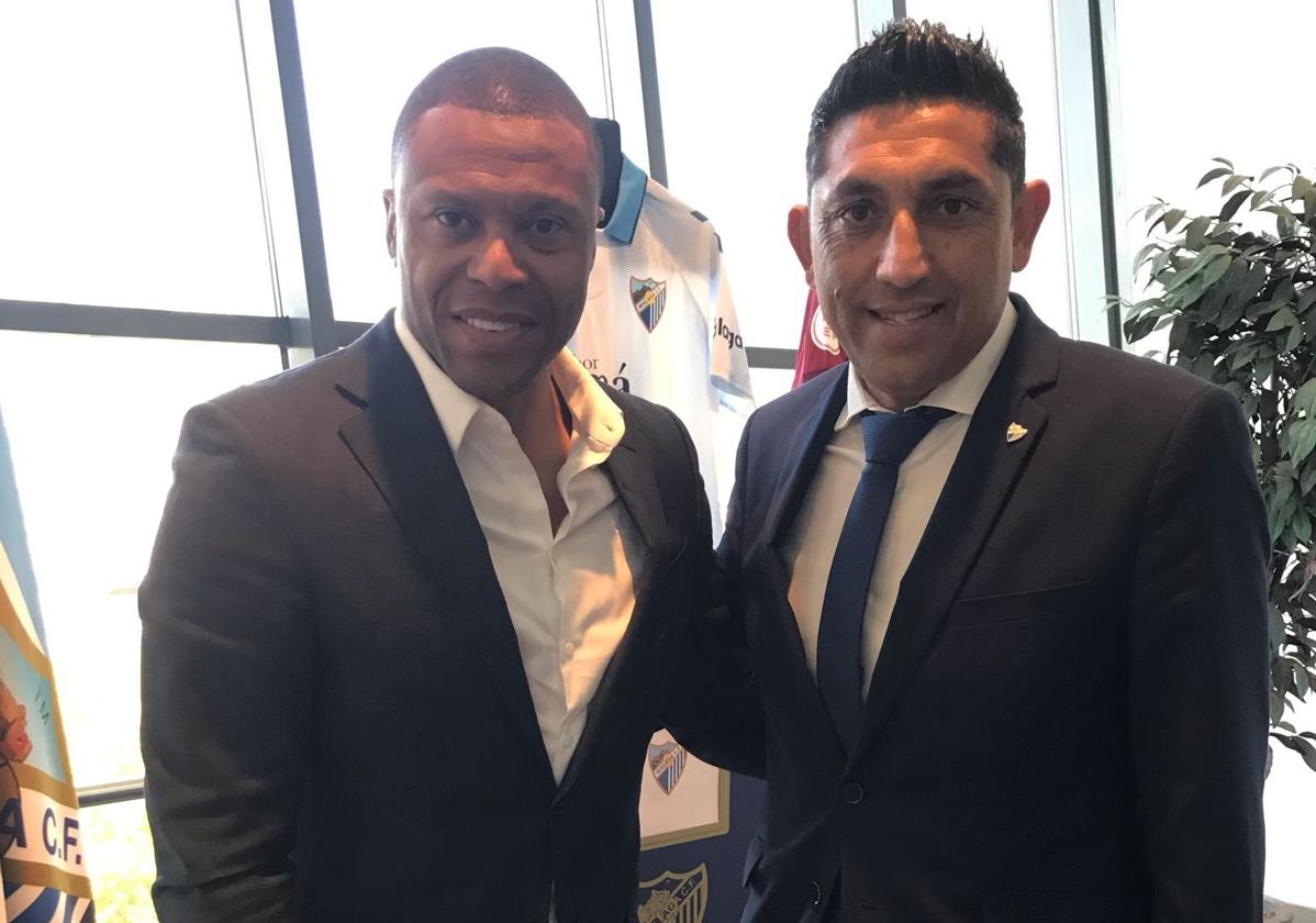 Julio Baptista posa junto al miembro del Área Social de la Fundación Málaga, el también exfutbolista Basti, en el antepalco de La Rosaleda durante el partido contra el Recreativo de Huelva.