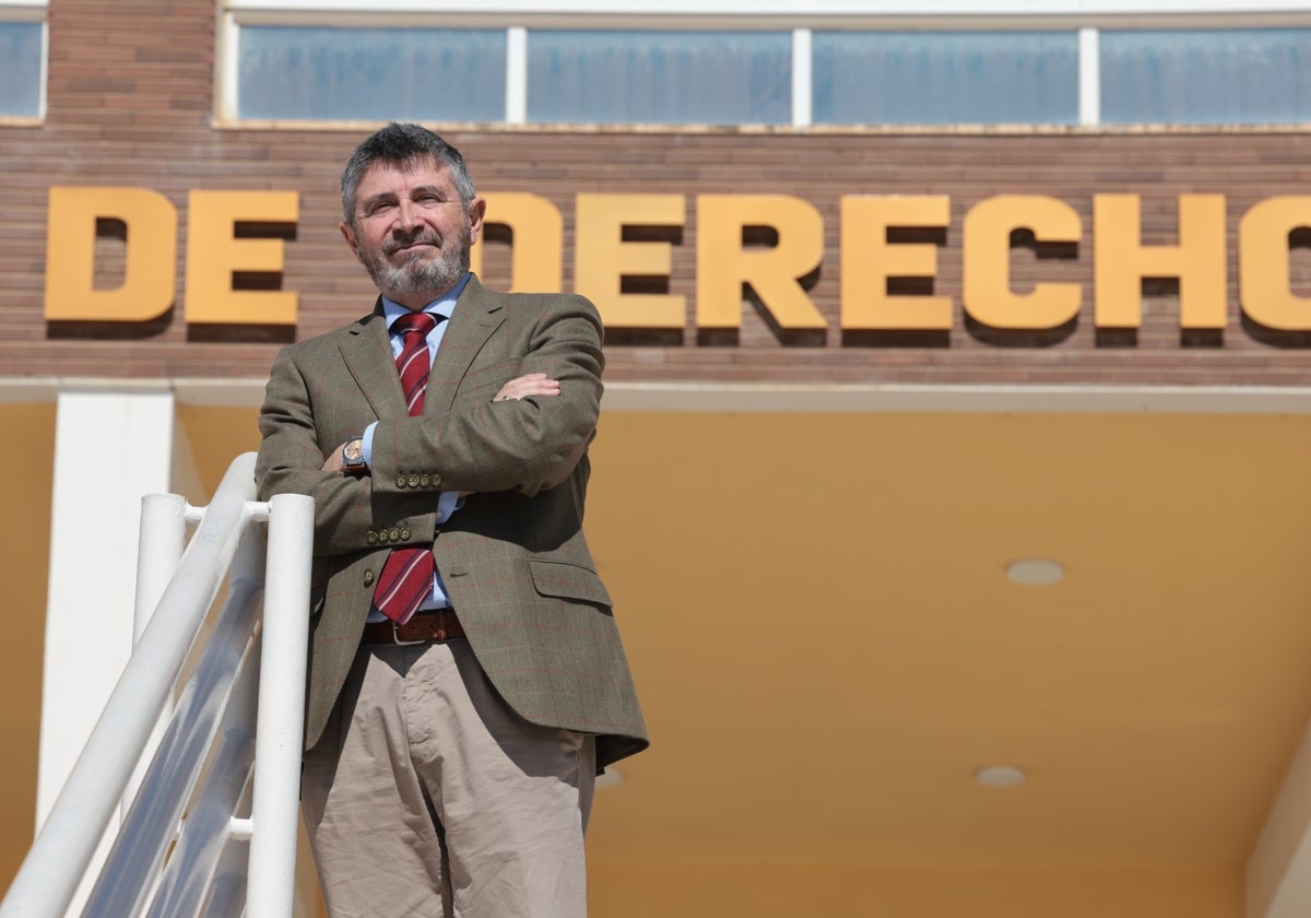 Rodríguez, en la fachada de la Facultad de Derecho de Málaga.