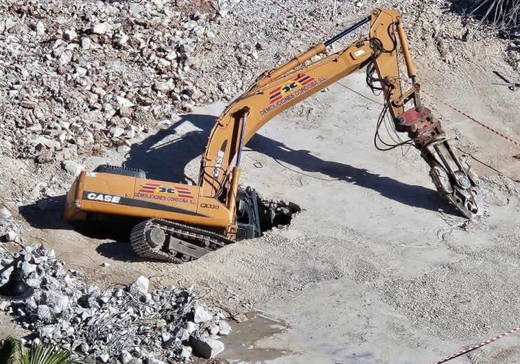 Maquinaria hundida en los trabajos de derribo de Mercacentro.
