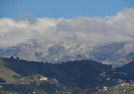 Imagen de la nieve en los picos más altos de la Sierra Tejeda, como La Maroma, vista desde el casco urbano nerjeño, este martes.