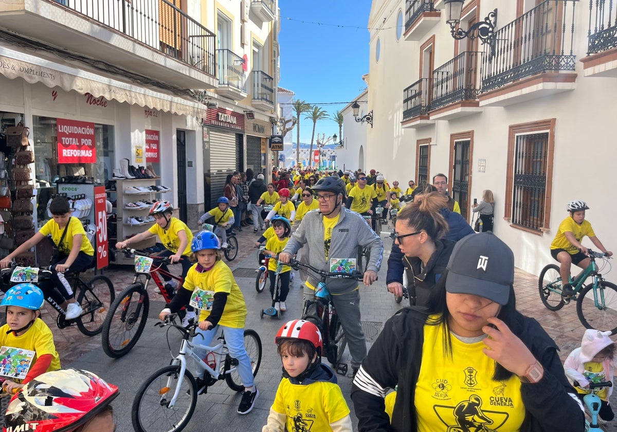 Los participantes, este miércoles a su paso por la céntrica plaza Cavana de Nerja.