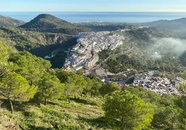 Vista panorámica del casco urbano de Frigiliana desde la zona del castillo de Lízar.