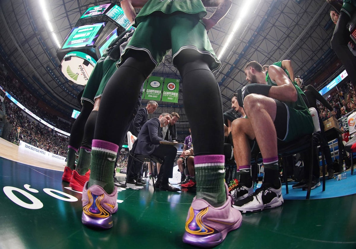 Los jugadores del Unicaja, durante un tiempo muerto en un partido en el Martín Carpena.