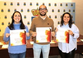 El concejal, junto a los trabajadoras del área.