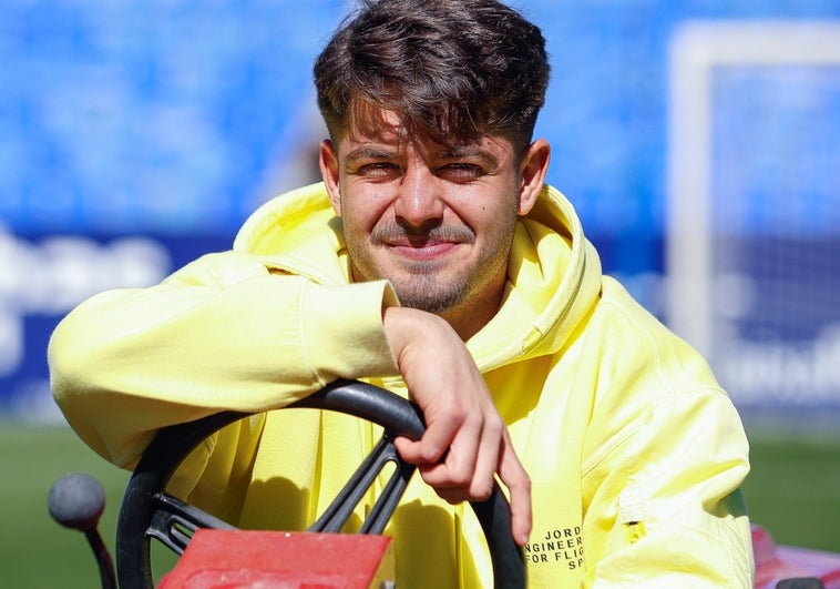 Dani Lorenzo posa para este periódico subido en la máquina cortacésped de La Rosaleda.