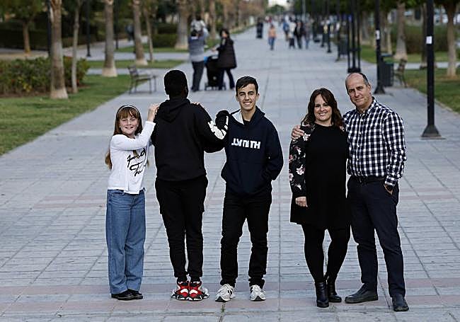 Nelia y Daniel posan con sus dos hijos, Cristina y Daniela, y con el chico del que son familia colaboradora.