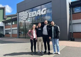 Laura Sierra, Andrés Toribio, Jesús Moreno y Jaime Billón, ante la sede de la empresa automovilística EDAG.