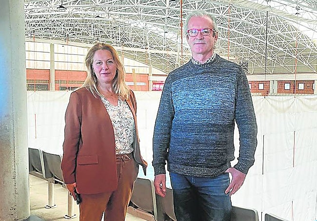 Chelo Pineda e Hilario Sánchez, en el pabellón.