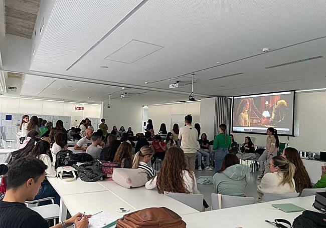 Equipos de trabajo durante las actividades de la Semana Cultural