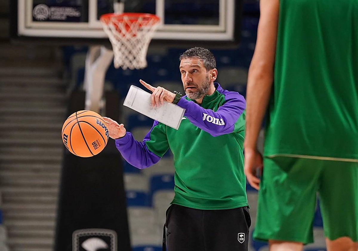 Ibon Navarro da instrucciones durante un entrenamiento en el Palacion de los Deportes.