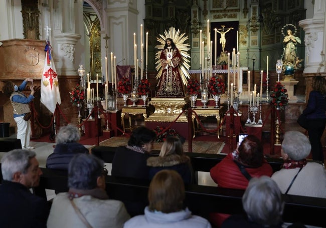 La parroquia de Santiago se llena de malagueños.
