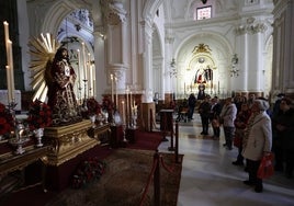 Varios feligreses delante del Cristo de Medinaceli.