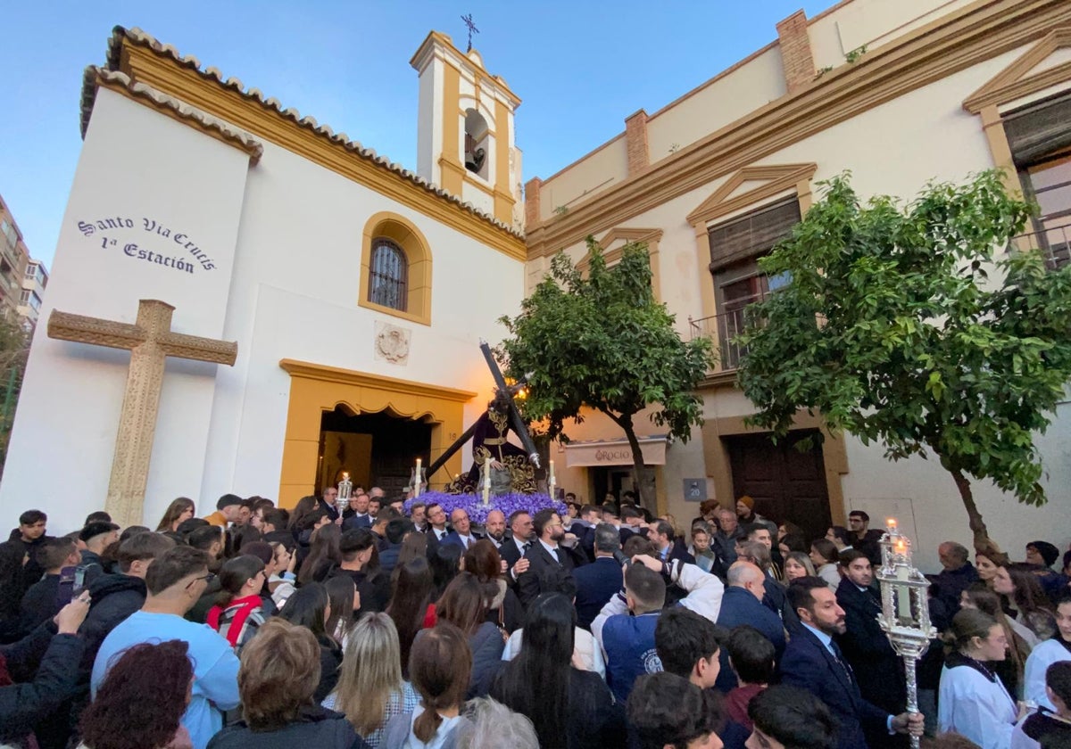 La Cofradía del Rocío revitaliza el vía crucis oficial de la ciudad de Málaga