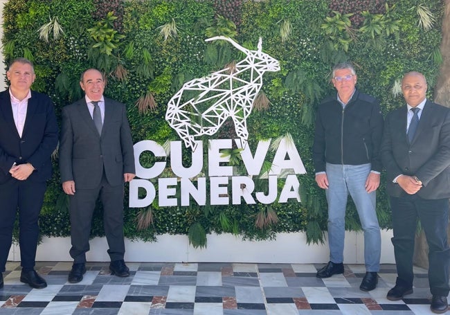 Vista del cónsul a la Cueva de Nerja.