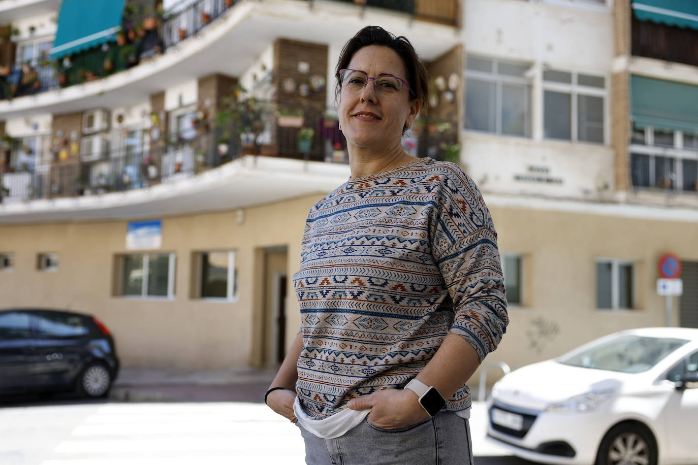 Esther Ferrer posa en su barrio de Miraflores de los Ángeles.