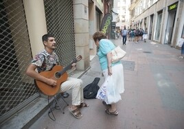 Un músico en la calle Nueva del Centro de Málaga.