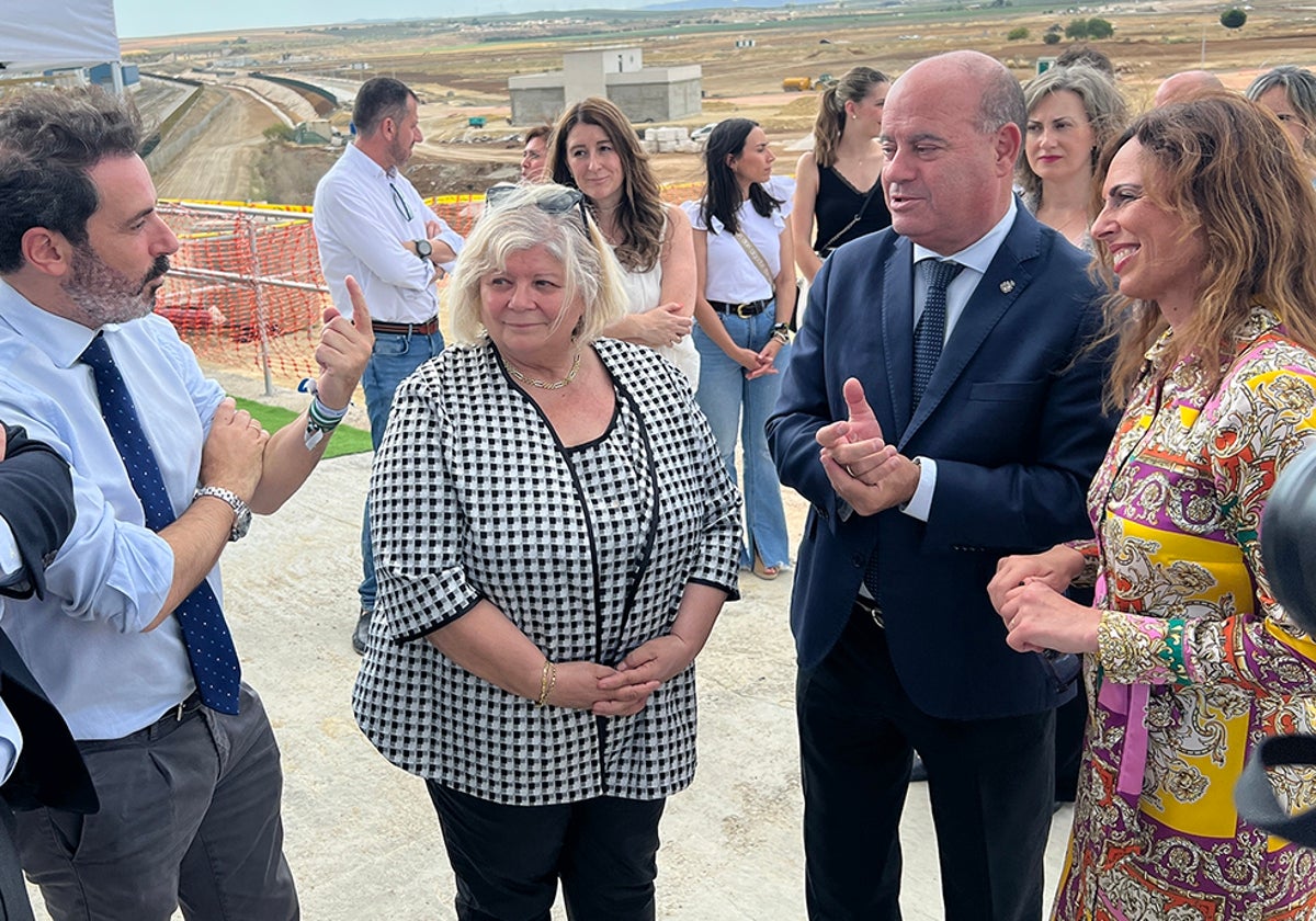 El parlamentario José Ramón Carmona, Maite Palomino del Grupo IDEC, el alcalde de Antequera Manuel Barón y la consejera Rocío Díaz en la visita al Puerto Seco en junio de 2023