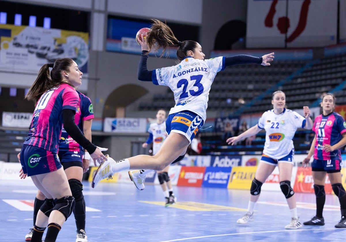 Imagen principal - Ana González: «Tomé la decisión de dejar el balonmano por salud mental»