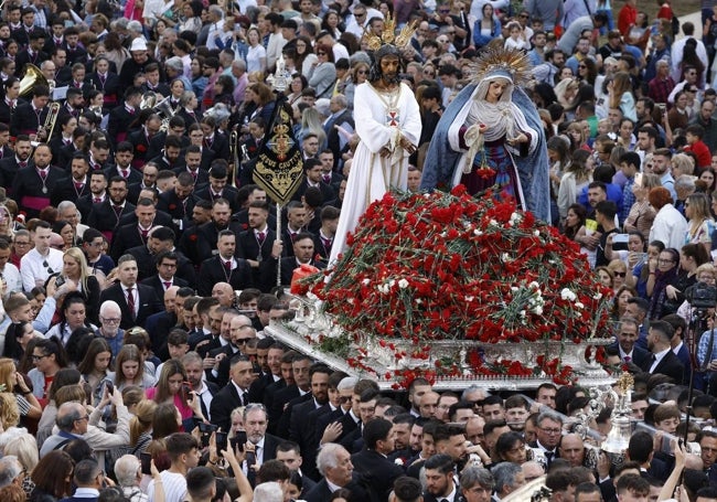 Jesús Cautivo y la Virgen de la Trinidad rodeados por sus devotos.