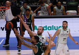 Lima trata de anotar entre dos jugadores del Bilbao.