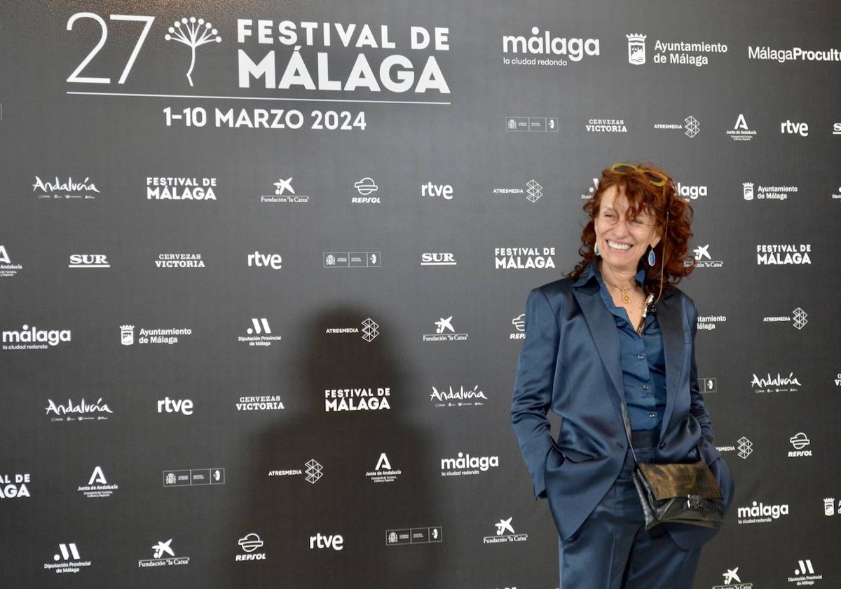 Ana Alvargonzález en el photocall del recibidor del Teatro Cervantes.