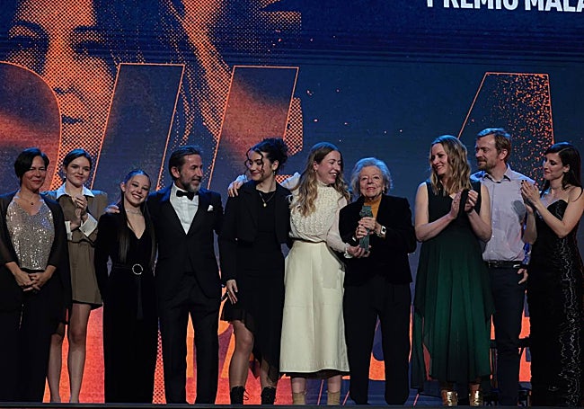 Un nutrido grupo de actores, productores y amigos subieron al escenario a acompañar a Pilar Palomero.