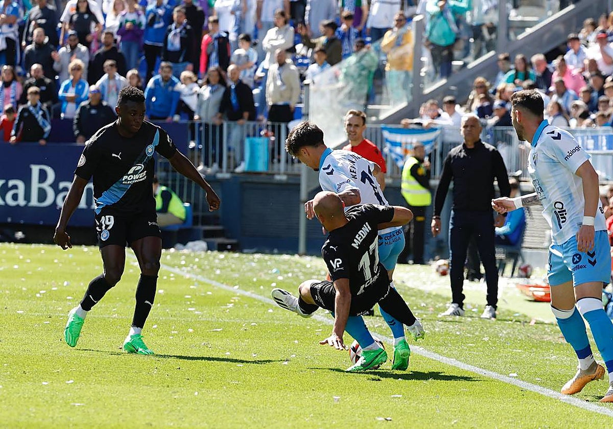 La dura entrada de Unai Medina a Kevin que le acarreó la tarjeta amarilla.