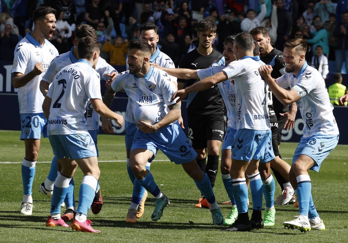 Dioni celebra el gol rodeado de sus compañeros el domingo ante el Ibiza.