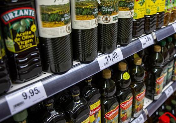 Imagen de archivo del pasillo de aceites de oliva de un supermercado.