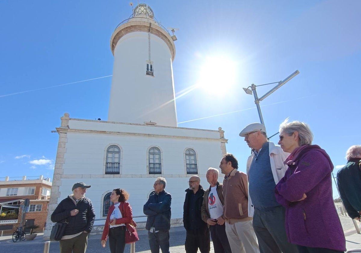 Miembros de la plataforma, a los pies de La Farola.