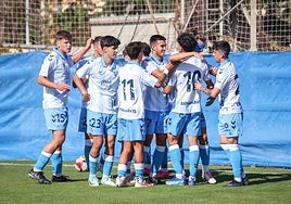 Los jugadores del Malagueño celebran juntos.