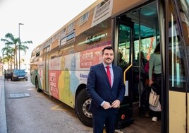 El concejal de Movilidad y Transportes, Pablo Pardini, junto al nuevo autobús.