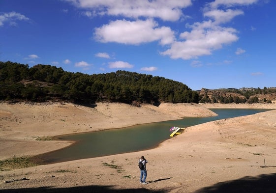 Embalse del Guadalteba, muy afectado por la sequía, en una fotografía tomada a principios de febrero