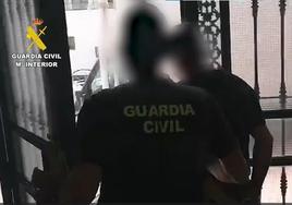 Investigan si el falso médico de Rincón de la Victoria causó quemaduras a una paciente con una pomada