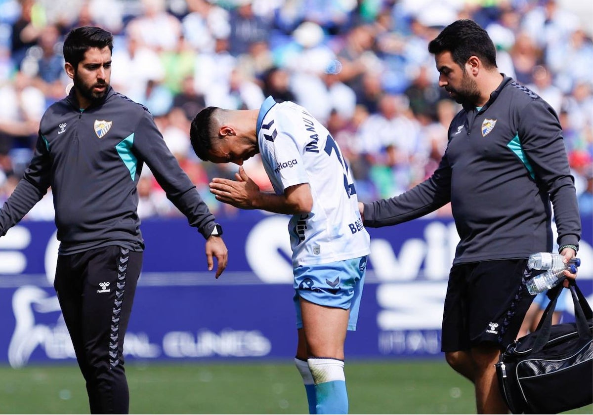 Manu Molina, en el momento de retirarse del campo con molestias.