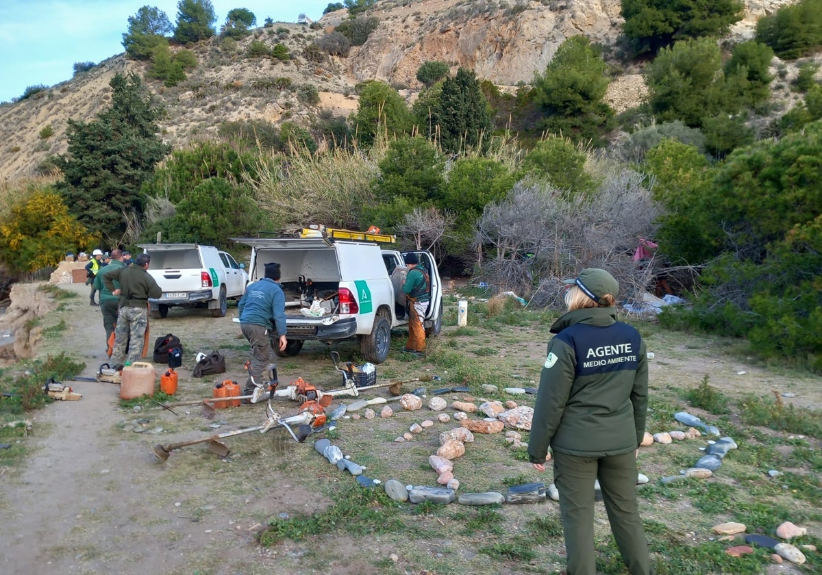 Agentes de la Guardia Civil, Medio Ambiente de la Junta y Policía Local, en el dispositivo desplegado este martes.