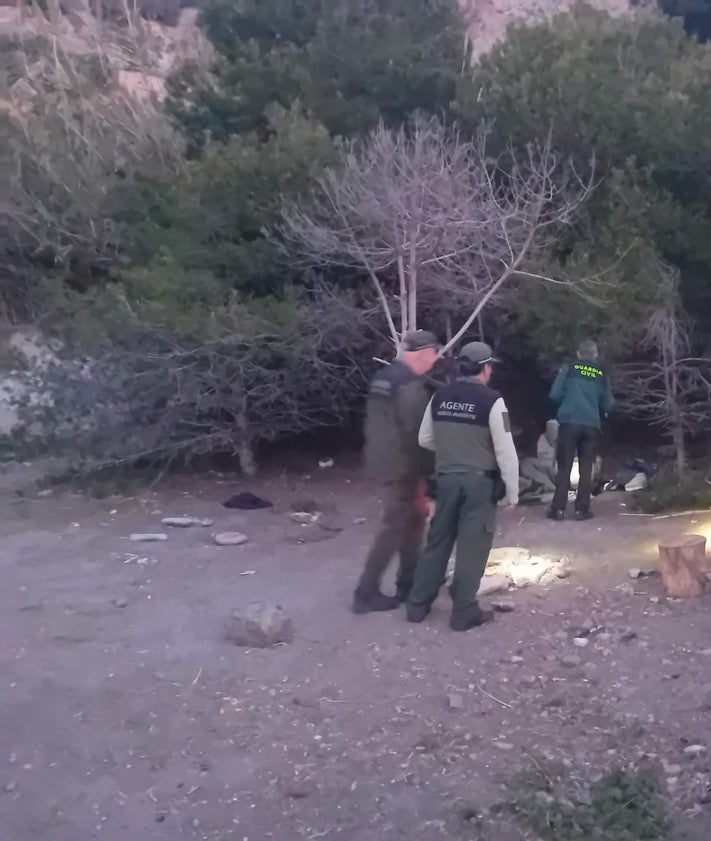 Imagen secundaria 2 - Tres imágenes del operativo desplegado este martes en el paraje natural de los Acantilados de Maro-Cerro Gordo.