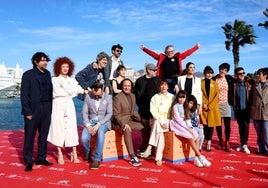 El director, la productora y los actores de 'La casa' en el 'photocall' del Muelle Uno.