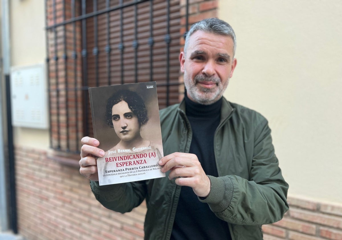 José Bernal, con la portada del libro, fruto de su investigación histórica.